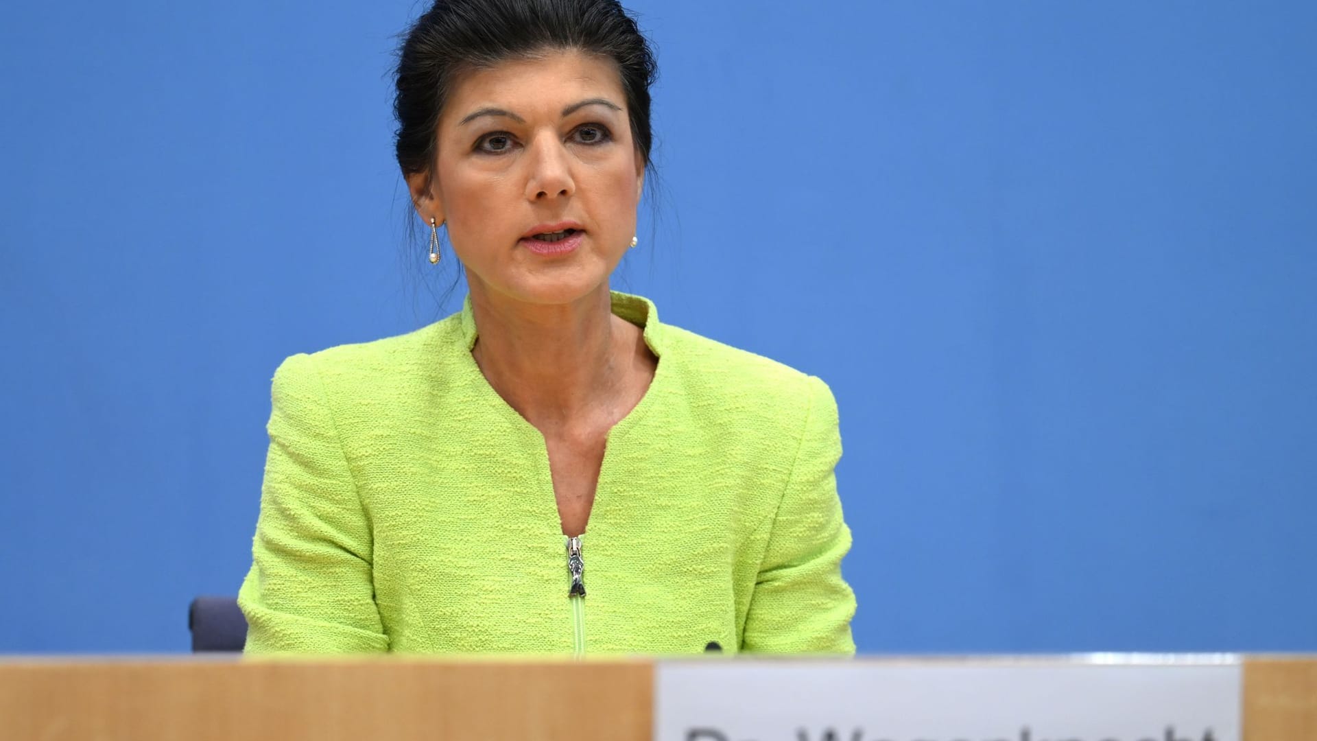 Die Politikerin Sahra Wagenknecht spricht während der Pressekonferenz zur Gründung des Vereins "Bündnis Sahra Wagenknecht – Für Vernunft und Gerechtigkeit".