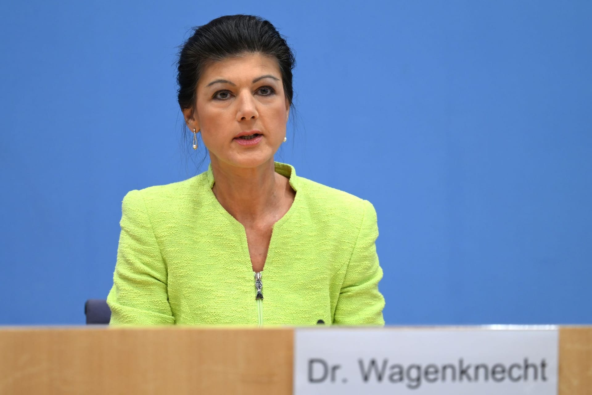 Die Politikerin Sahra Wagenknecht spricht während der Pressekonferenz zur Gründung des Vereins "Bündnis Sahra Wagenknecht – Für Vernunft und Gerechtigkeit".