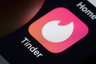 Tinder gehört zu den bekanntesten Apps für Online-Dating (Symbolbild): Über welche Plattform sich der Mann und die Frau kennengelernt haben, ist nicht bekannt.