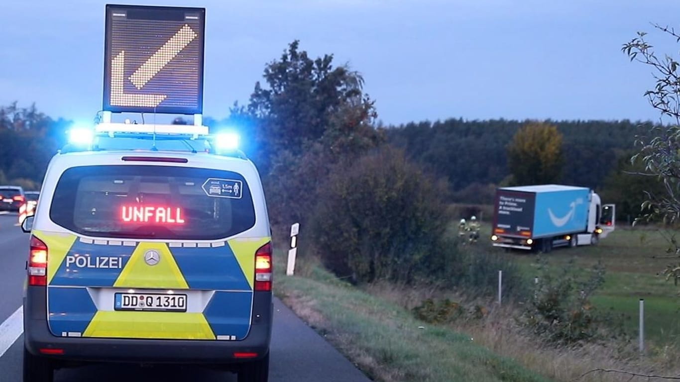 Tod auf der Autobahn: LKW-Fahrer verstirbt am Steuer - Das h‰tte auch anders ausgehen kˆnnen: LKW landet auf Feld