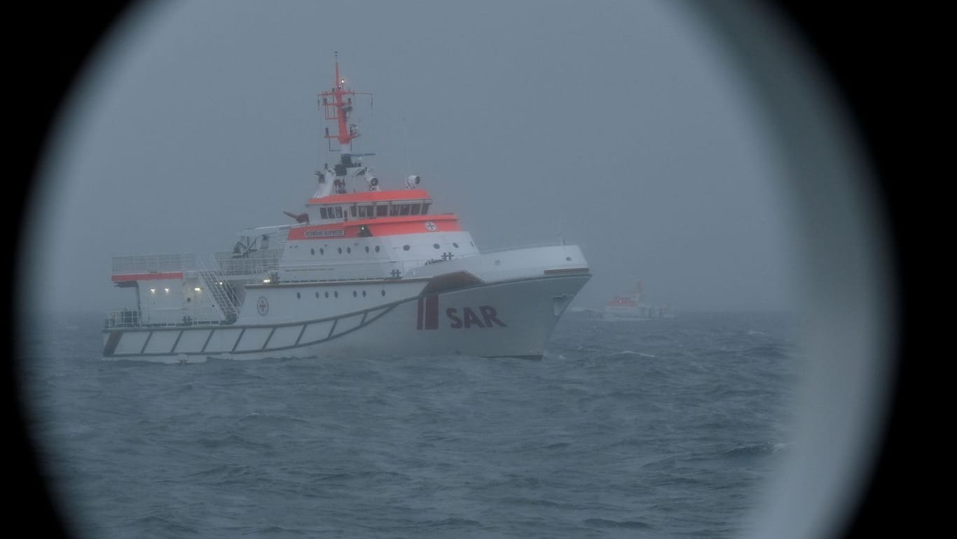 Das Rettungsschiff Hermann Marwede auf Suchmission: Vier Seeleute werden weiter vermisst - für sie gibt es keine Hoffnung mehr.