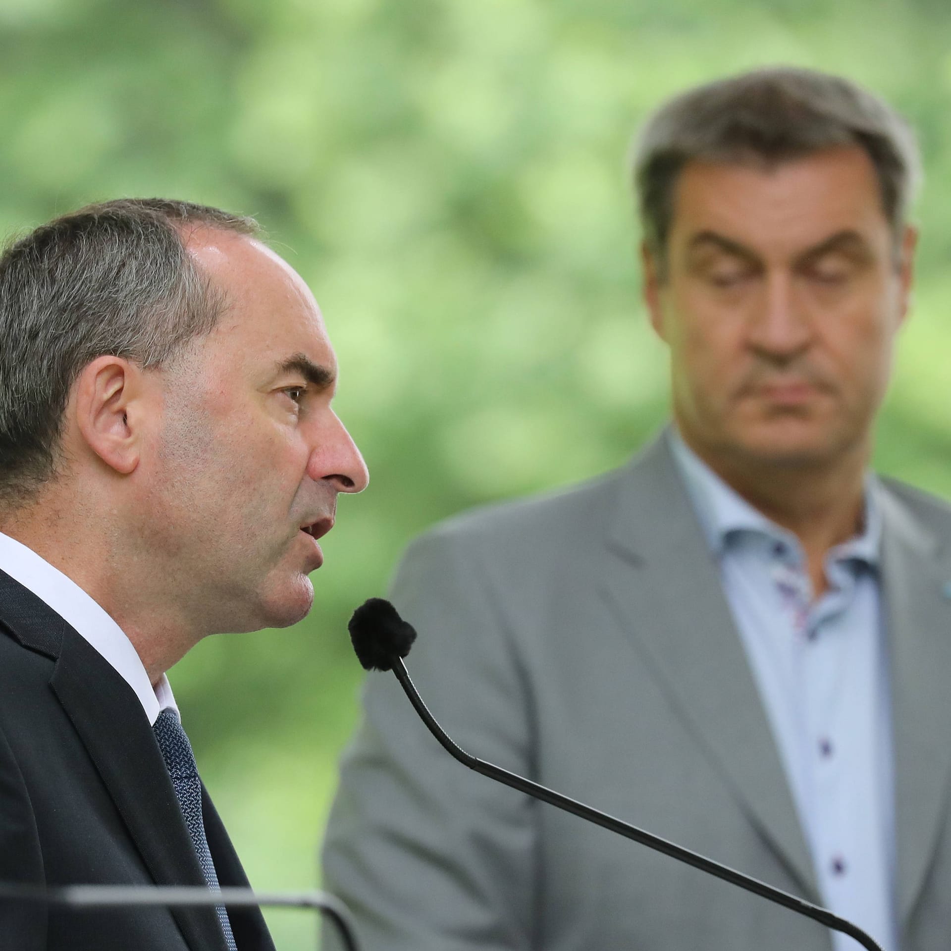 Aiwanger und Söder bei einem Pressetermin (Archivfoto): Die CSU schwächelt, die Freien Wähler sind im Aufwind.