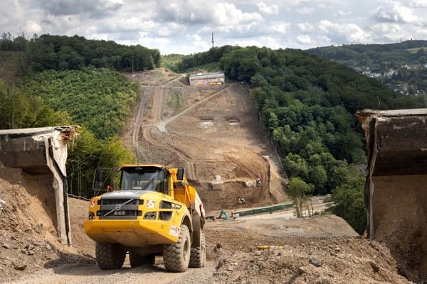 Ein Bagger steht an der Abrissstelle der Brücke: Bis 2027 soll sie neu aufgebaut werden.