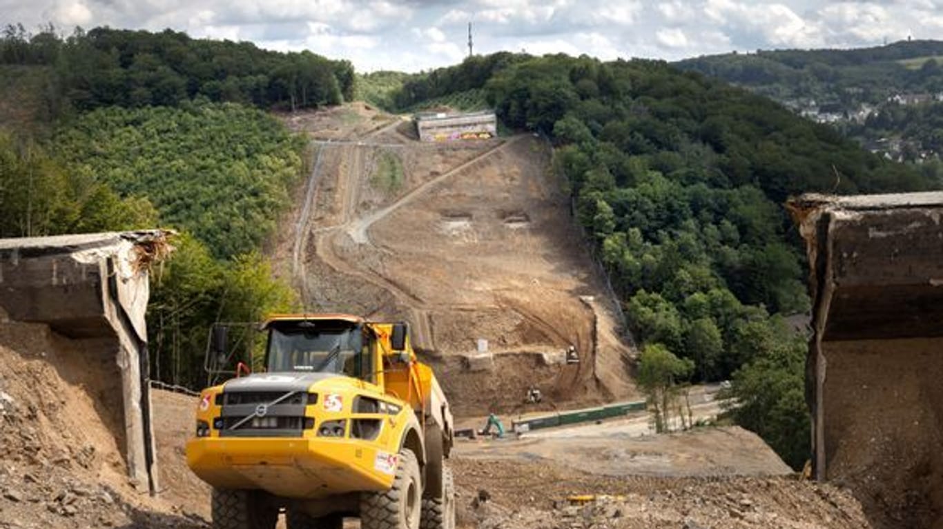 Ein Bagger steht an der Abrissstelle der Brücke: Bis 2027 soll sie neu aufgebaut werden.