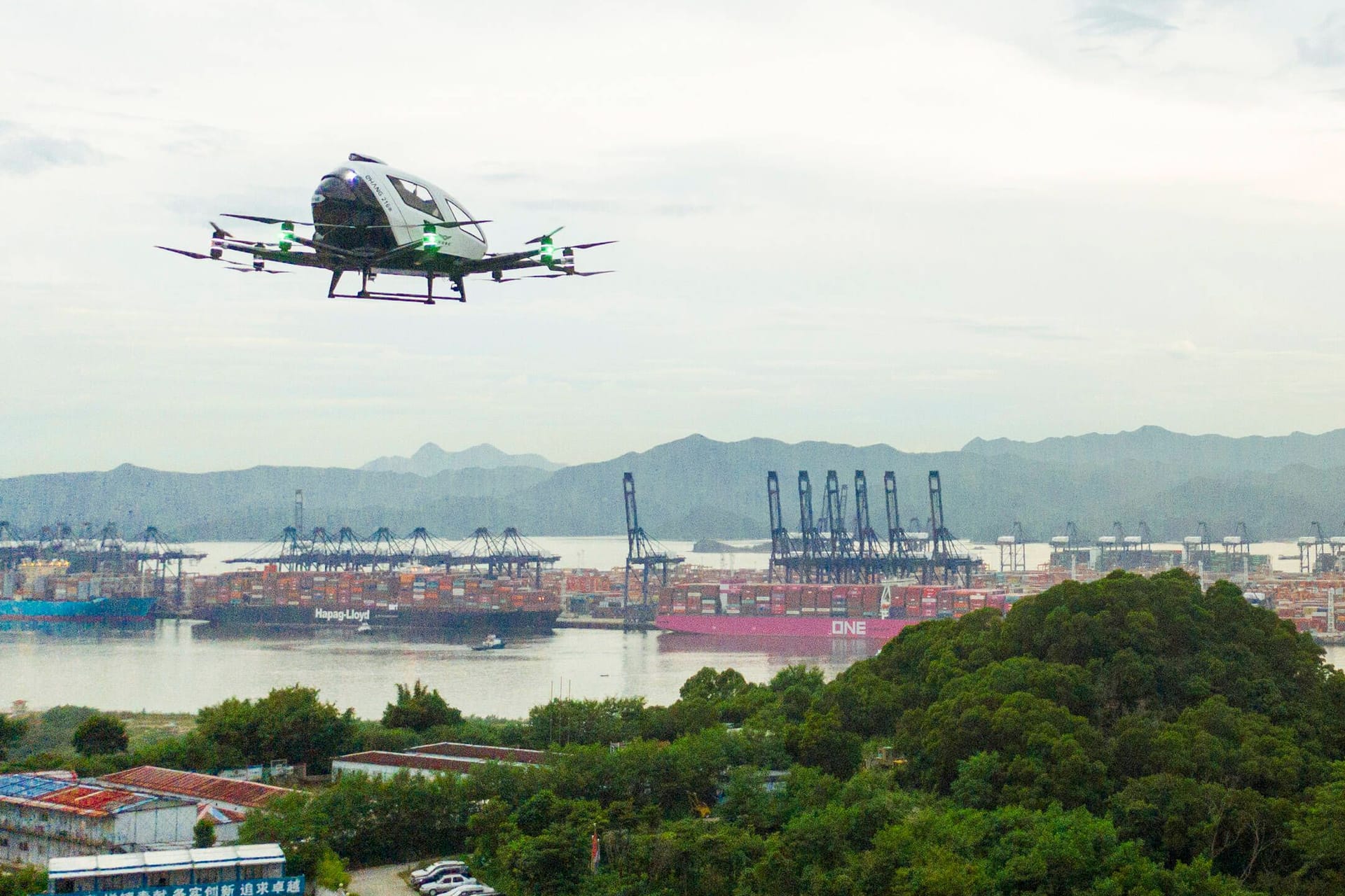 Ungewohnter Anblick: Das Flugauto von EHang bei einer Vorführung in Shenzhen (China).