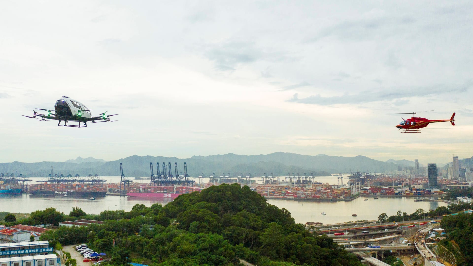 Ungewohnter Anblick: Das Flugauto von EHang bei einer Vorführung in Shenzhen (China).