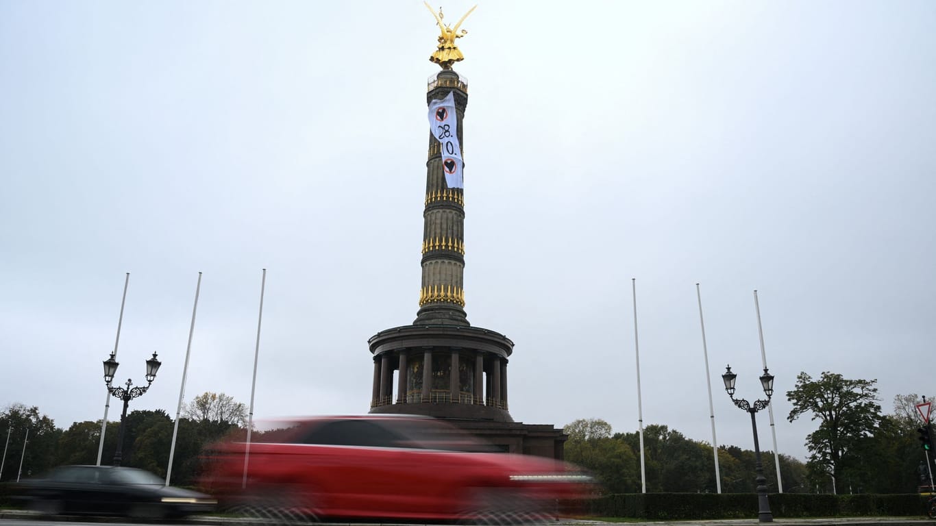 Klimaaktivisten der "Letzten Generation" haben ein Banner an der Siegessäule in Berlin befestigt.