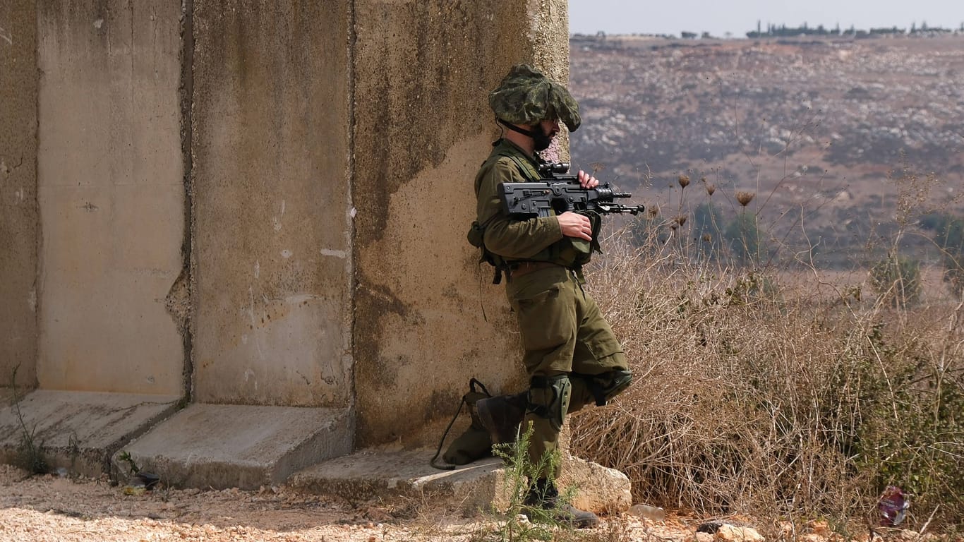 Ein Israelischer Soldat (Symbolbild): Viele Israelis werden nun zum Kampf eingezogen.