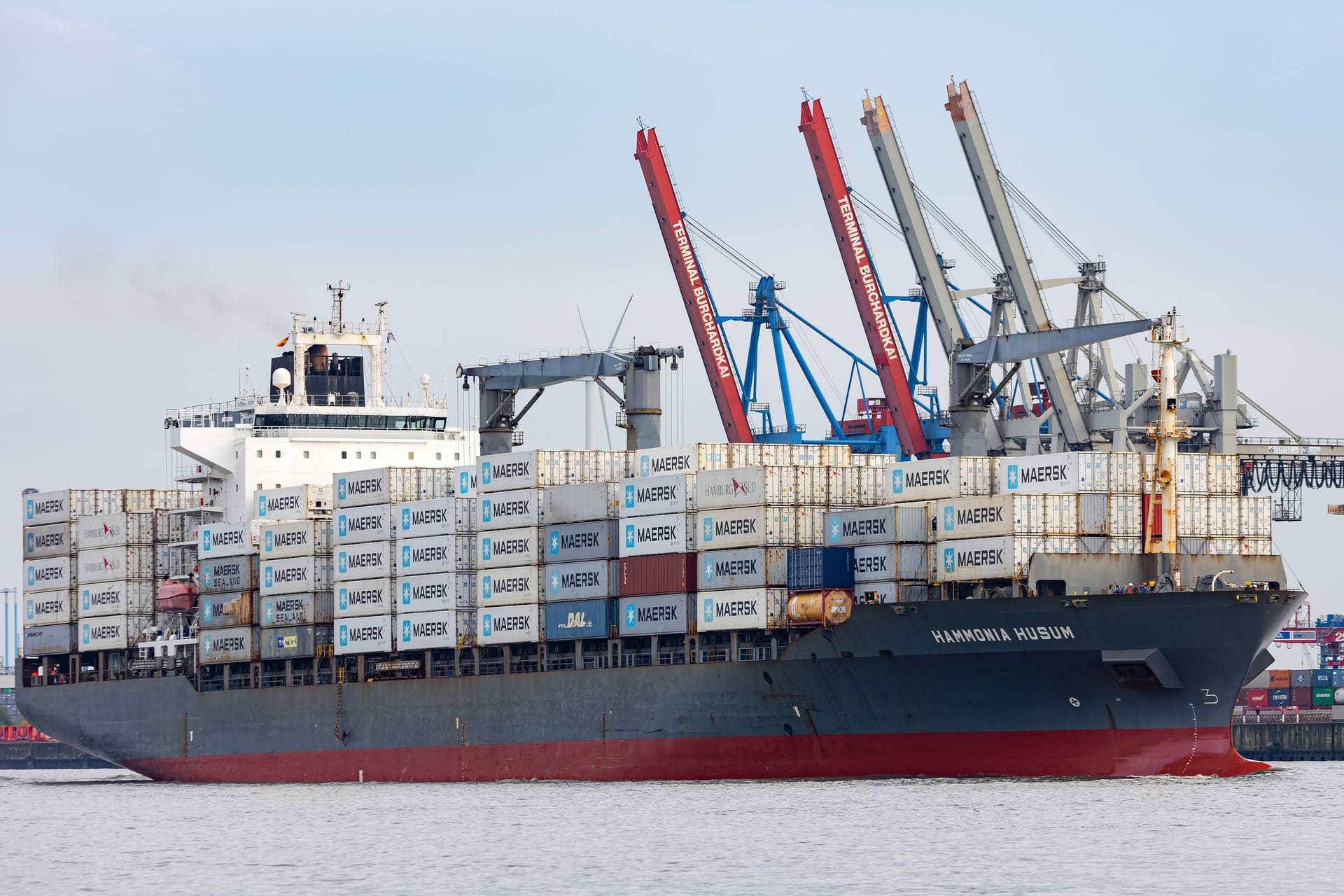 Ein Frachtschiff in Hamburg (Symbolbild): Ein Teil der Besatzung war auf einen Irrweg geraten.