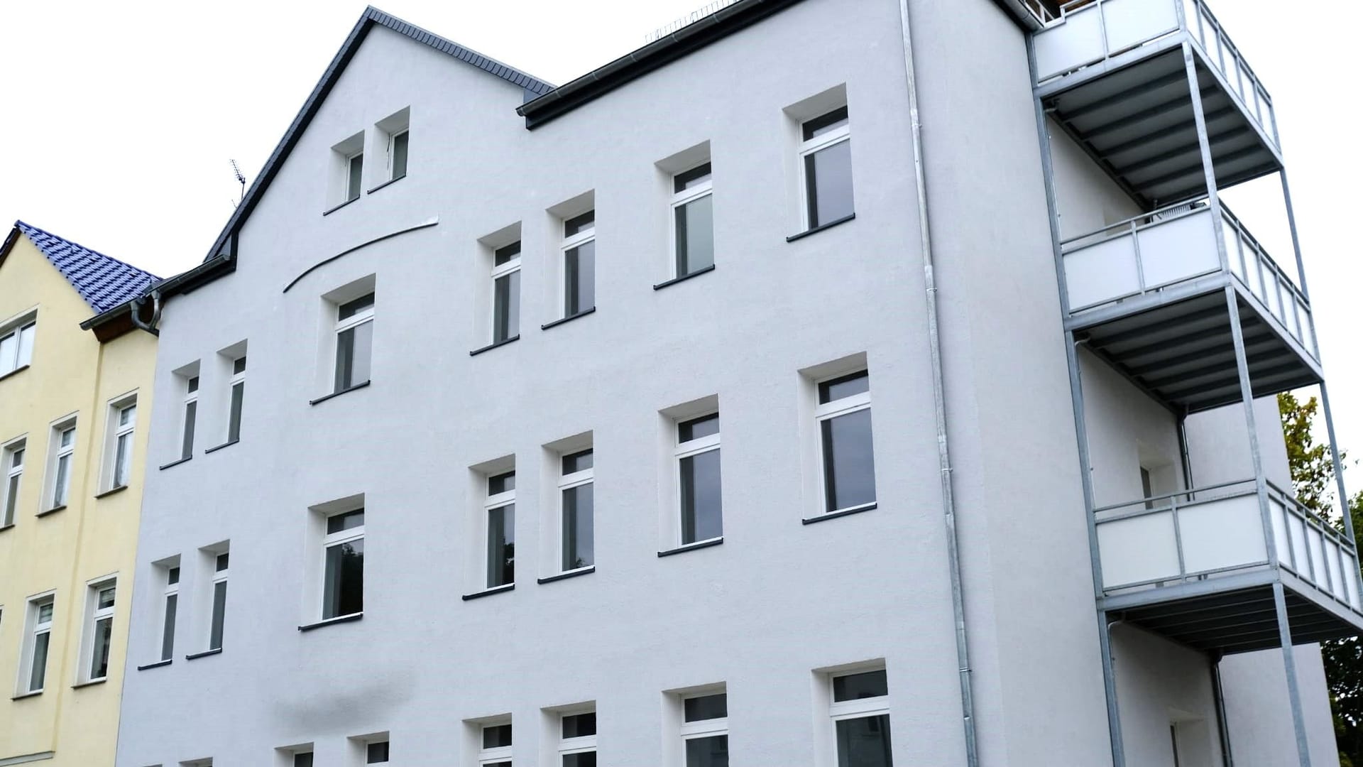 Betroffenes Haus in Leipzig: Einem Nachbarn fielen Einbruchspuren auf.
