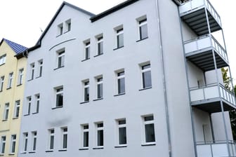 Betroffenes Haus in Leipzig: Einem Nachbarn fielen Einbruchspuren auf. Betroffenes Haus in Leipzig: Einem Nachbarn fielen Einbruchspuren auf.