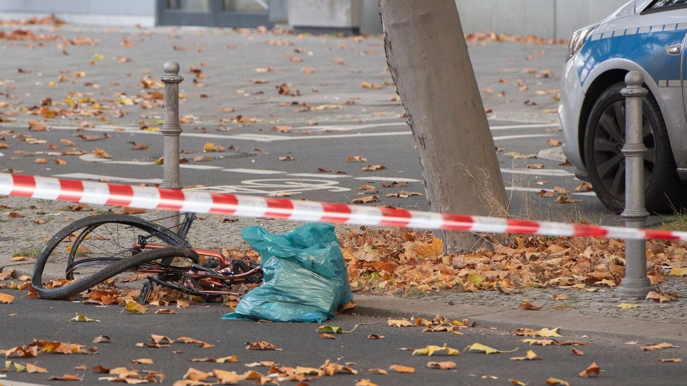 Das zerstörte Fahrrad auf der Bundesallee in Berlin-Wilmersdorf: Die 44-jährige Fahrradfahrerin ist nach dem Unfall gestorben.
