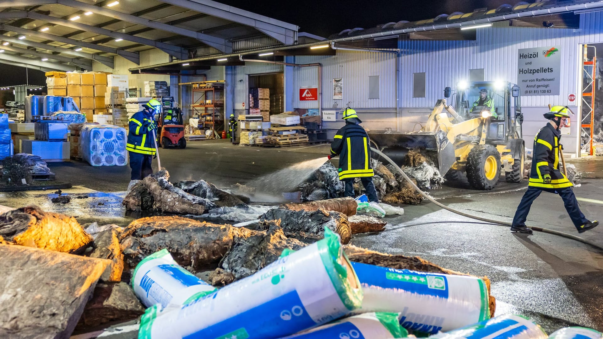 Am Mittwochabend, 18.10.2023 kam es gegen 18:20 Uhr zu einem ausgedehnten Lagerhallenbrand in einem Baustoffhandel in der Hanauer Moselstraße. Die Feuerwehr kann im letzten Moment ein Übergreifen auf den gesamten Markt verhindern, so Pressesprecher Markus Geißler von der Hanauer Feuerwehr. Beim Eintreffen schlagen den Feuerwehrleuten dichter Rauch und Flammen aus einer großen Lagerhalle entgegen. Über zwei Rolltore verschaffen sie sich Zugang in das Innere. Die Halle ist bis unter das Dach voll mit brennbaren Dämmstoffen. Die Flammen haben schon einen großen Teil der Ware in der Mitte der Halle erreicht und breiten sich weiter aus. Praktisch in letzter Minute gelingt es den Feuerwehrleuten das Feuer einzudämmen und so die Halle und den gesamten Markt zu retten. Am Mittwochabend, 18.10.2023 kam es gegen 18:20 Uhr zu einem ausgedehnten Lagerhallenbrand in einem Baustoffhandel in der Hanauer Moselstraße. Die Feuerwehr kann im letzten Moment ein Übergreifen auf den gesamten Markt verhindern, so Pressesprecher Markus Geißler von der Hanauer Feuerwehr. Beim Eintreffen schlagen den Feuerwehrleuten dichter Rauch und Flammen aus einer großen Lagerhalle entgegen. Über zwei Rolltore verschaffen sie sich Zugang in das Innere. Die Halle ist bis unter das Dach voll mit brennbaren Dämmstoffen. Die Flammen haben schon einen großen Teil der Ware in der Mitte der Halle erreicht und breiten sich weiter aus. Praktisch in letzter Minute gelingt es den Feuerwehrleuten das Feuer einzudämmen und so die Halle und den gesamten Markt zu retten.