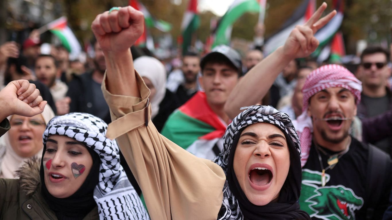 Pro-palästinensische Demo in Düsseldorf: Es gibt verbale Drohungen gegen den Oberbürgermeister.