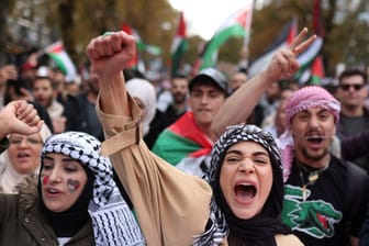 Pro-palästinensische Demo in Düsseldorf: Es gibt verbale Drohungen gegen den Oberbürgermeister.