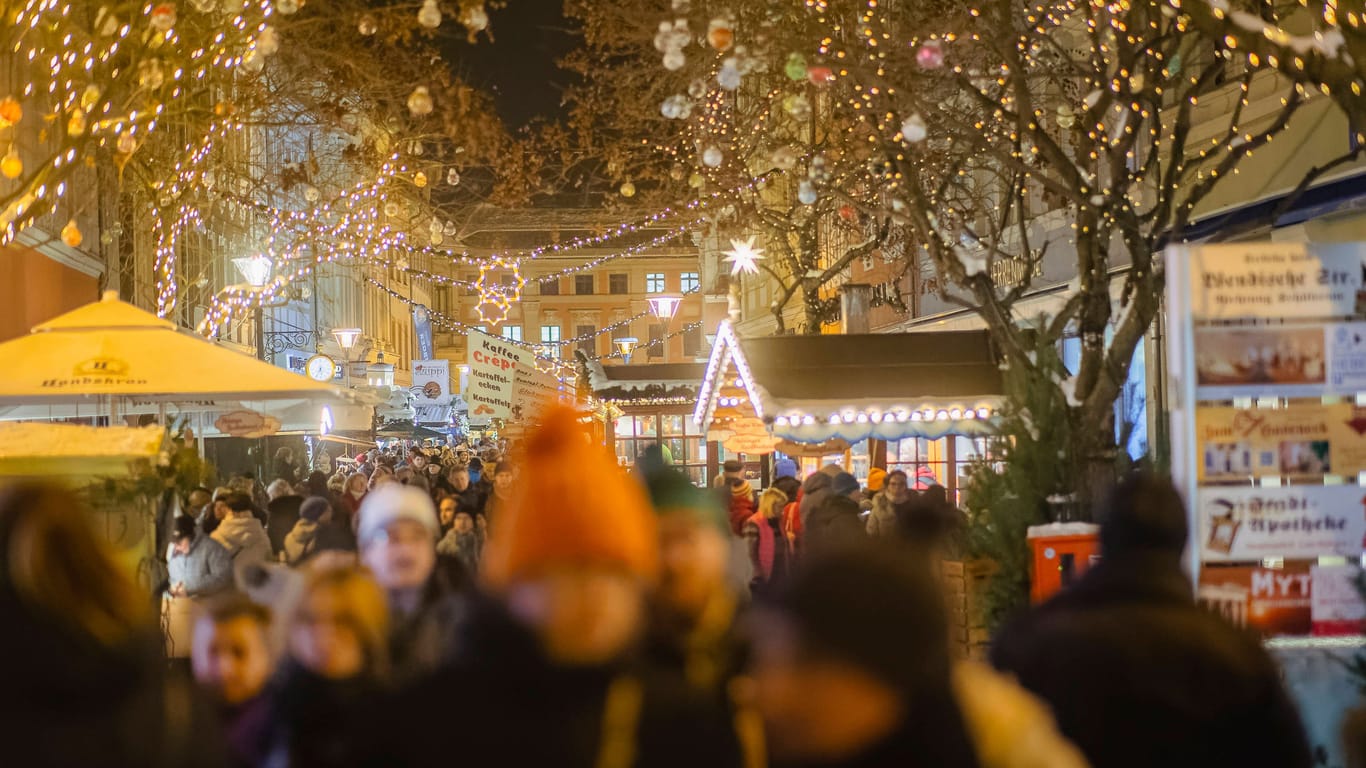 Der Bautzen Weihnachtsmarkt, heute als Wenzelsmarkt bekannt (Archivbild): Wird es dieses Jahr weniger Live-Musik geben?