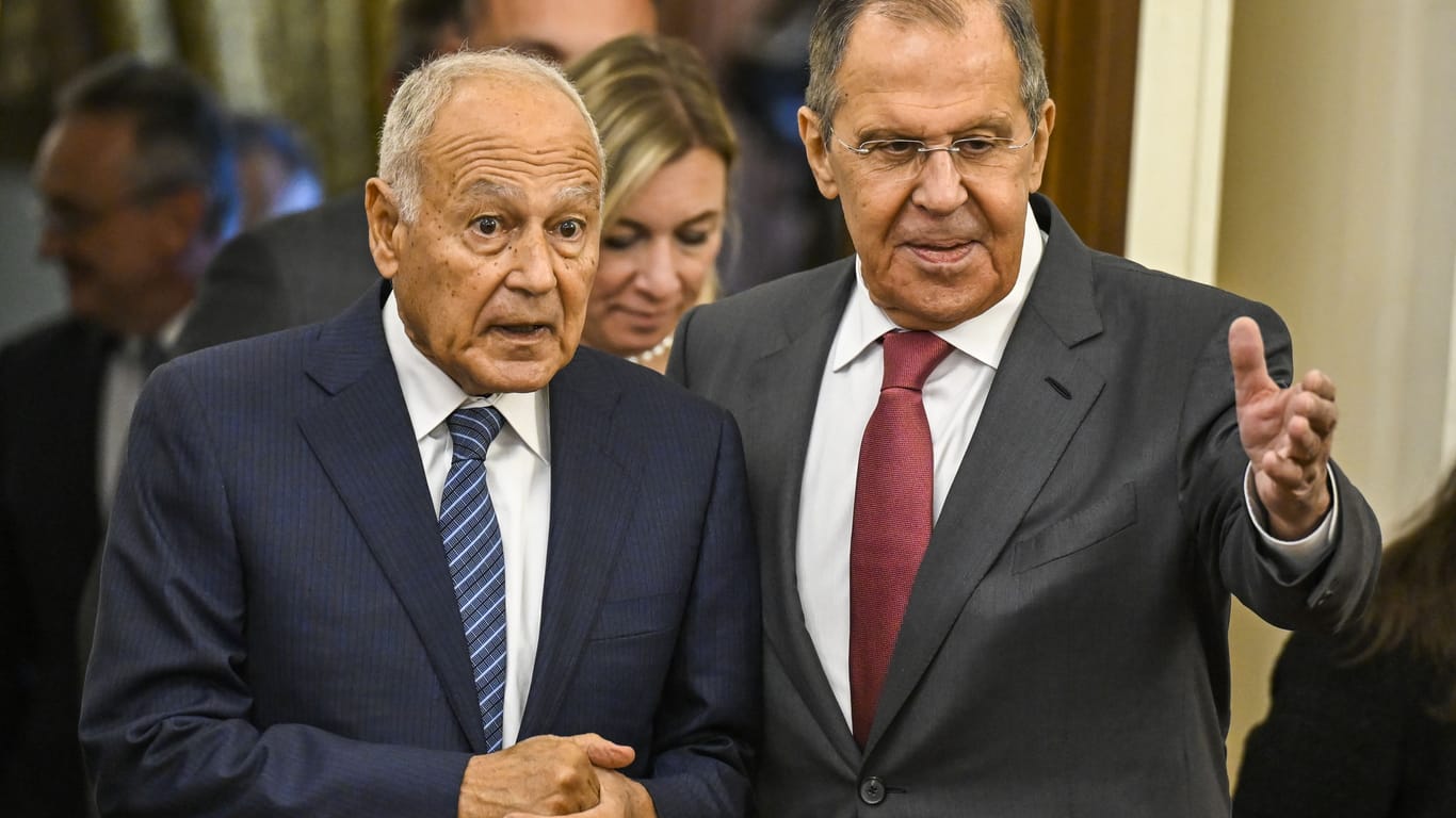 Russlands Außenminister Sergej Lawrow (r.) trifft am Montag, 9. Oktober 2023, den Generalsekretär der Arabischen Liga, Ahmed Abu Gheit.