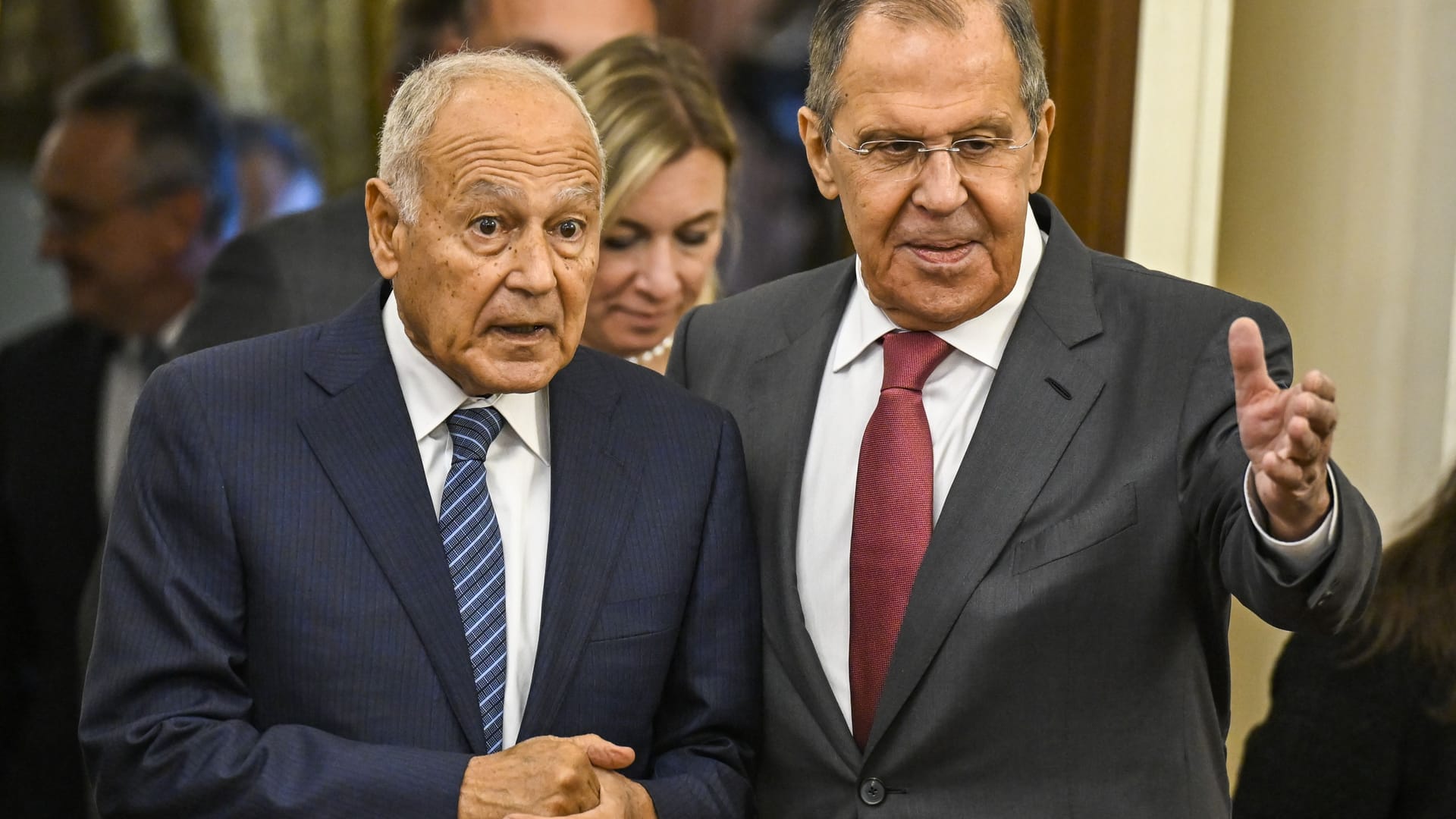 Russlands Außenminister Sergej Lawrow (r.) trifft am Montag, 9. Oktober 2023, den Generalsekretär der Arabischen Liga, Ahmed Abu Gheit.