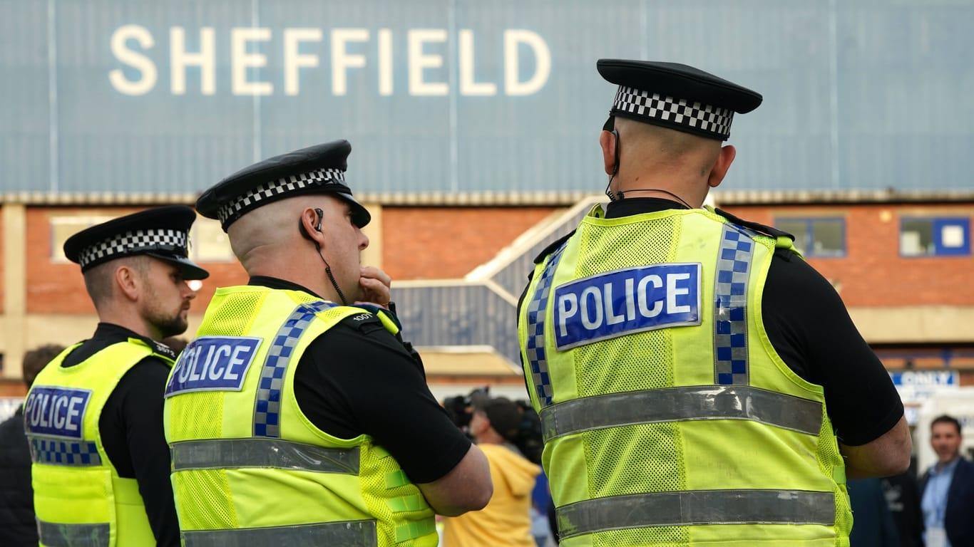 Polizei in Sheffield (Archivbild): Ein Junge soll eine Frau überfahren haben.