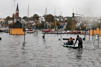 Überall Wasser: In Flensburg haben die Einsatzkräfte viel zu tun.