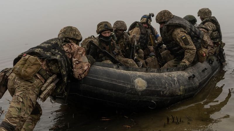 Ukrainische Soldaten in einem Schlauchboot auf dem Fluss Dnipro: Die Kämpfen im Osten des Landes nehmen zu.