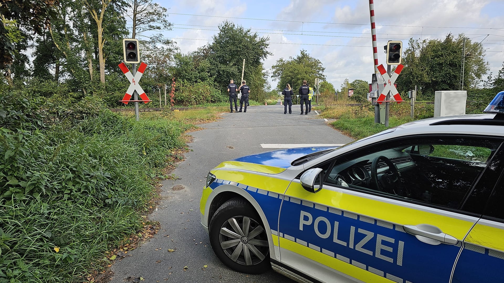Der Mann überquerte den Bahnübergang trotz geschlossener Halbschranken.