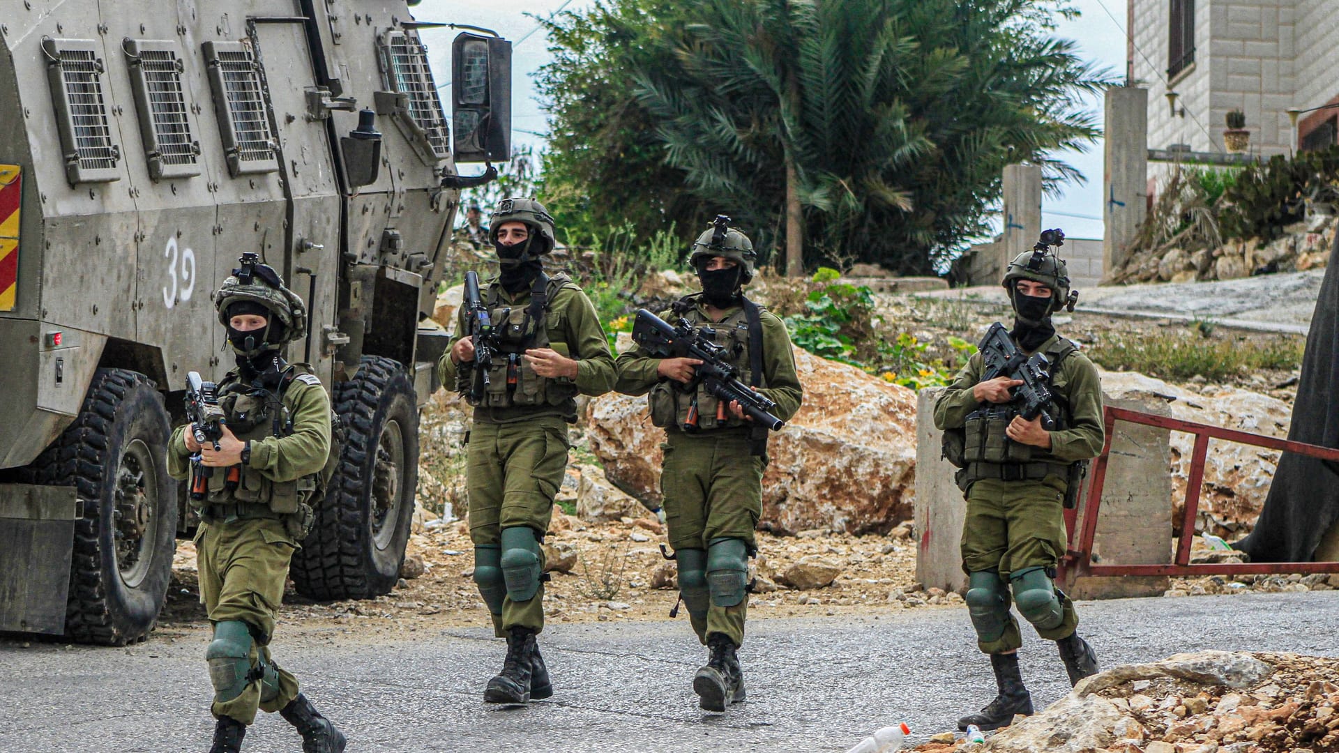 Israelische Soldaten auf Patrouille (Archivbild): 300.000 Reservisten wurden in den aktiven Dienst berufen.