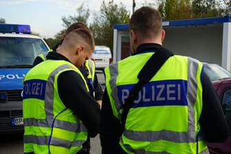 Beamte der Bundespolizei besprechen sich am Kontrollpunkt im niederbayerischen Kirchdorf.