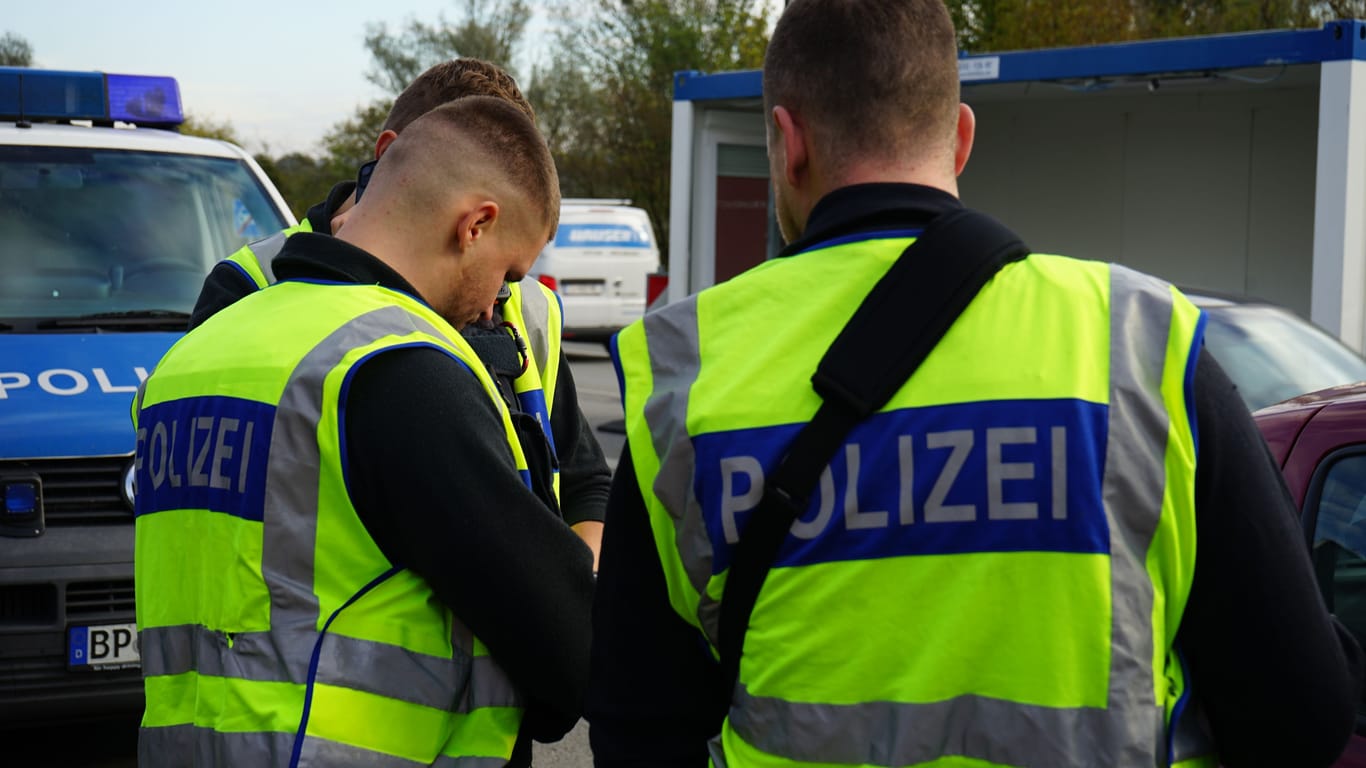 Beamte der Bundespolizei besprechen sich am Kontrollpunkt im niederbayerischen Kirchdorf.