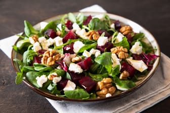 Rote-Bete ist voller wichtiger Nährstoffe und reichert in der Kombination mit Walnüssen Ihren Salat an.