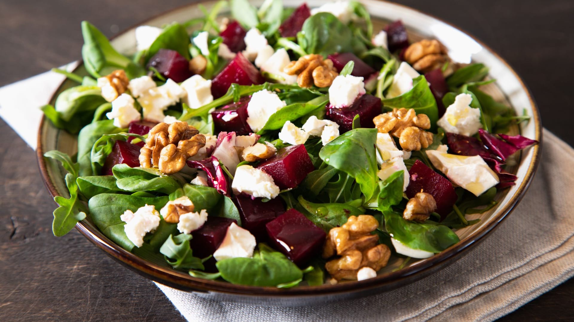 Rote-Bete ist voller wichtiger Nährstoffe und reichert in der Kombination mit Walnüssen Ihren Salat an.