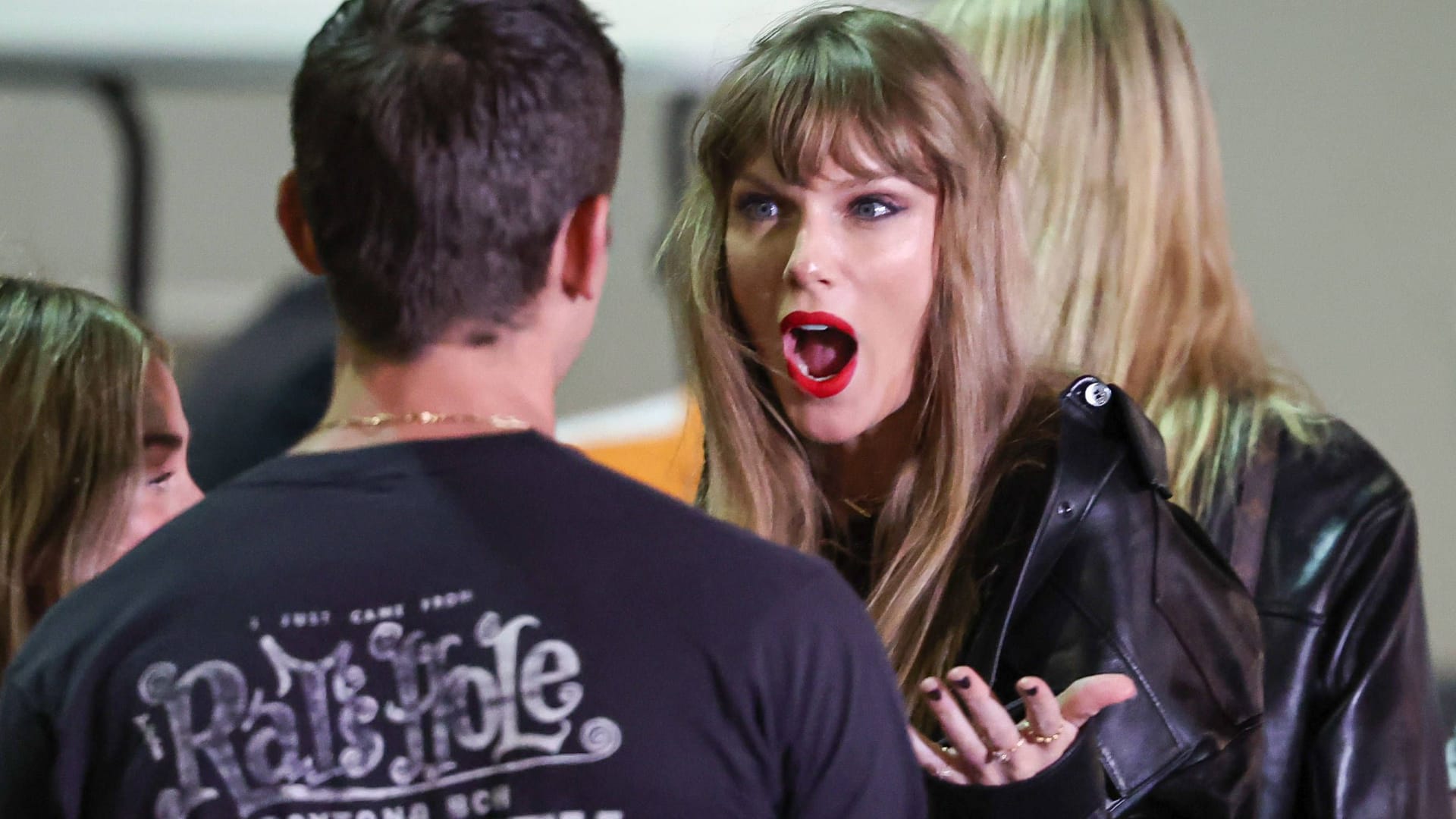 Taylor Swift mit einem Begleiter beim NFL-Spiel in New York.