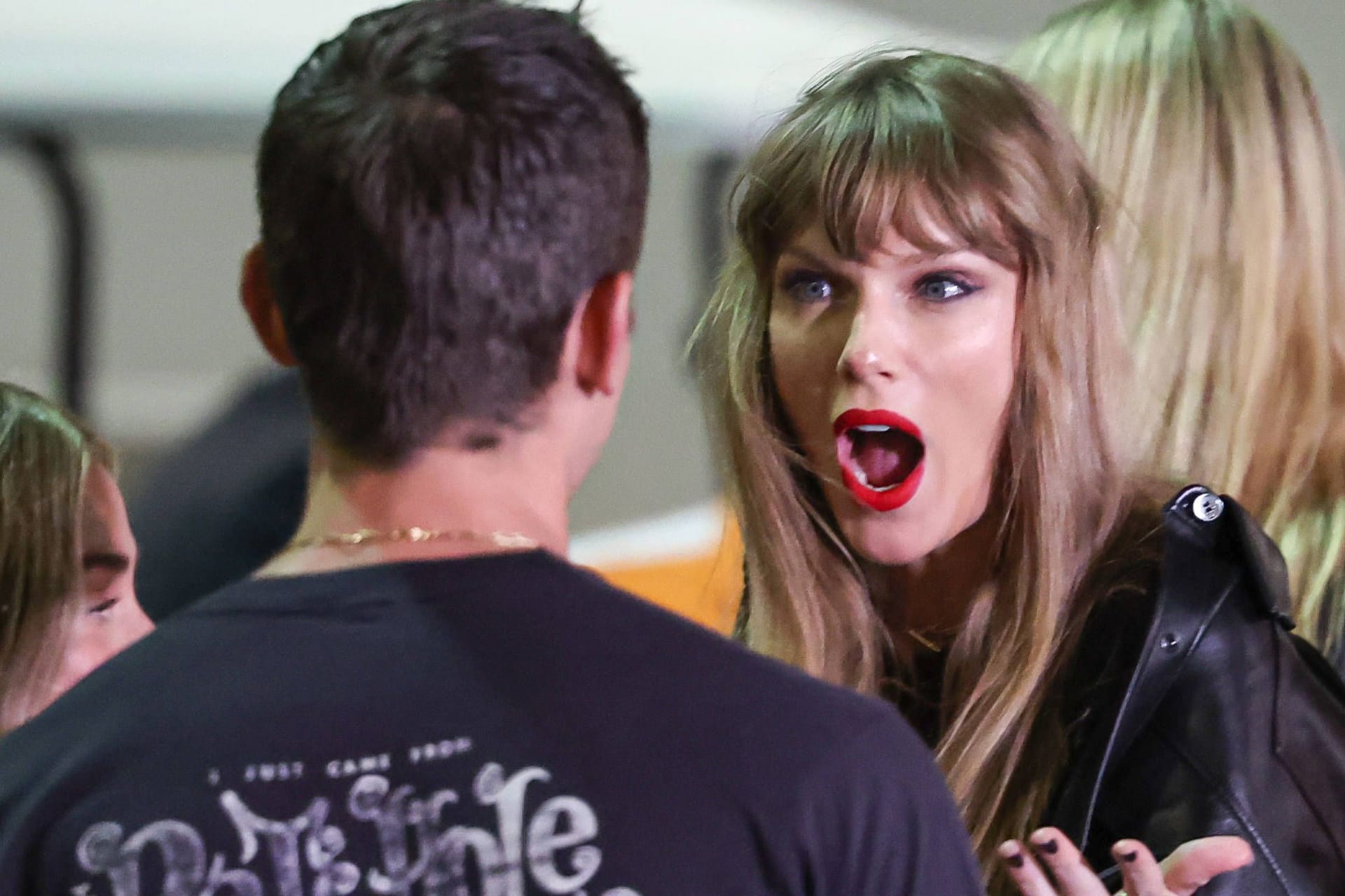 Taylor Swift mit einem Begleiter beim NFL-Spiel in New York.