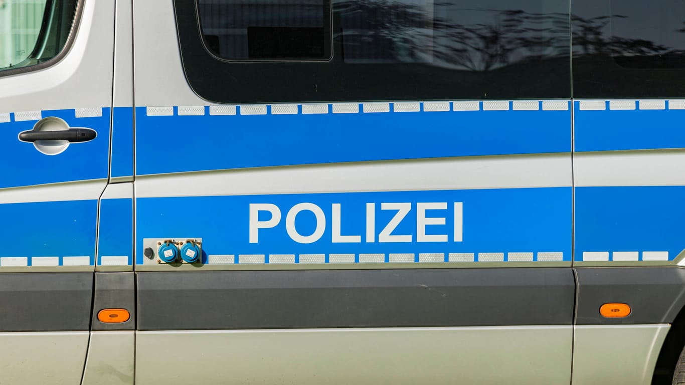 Ein Polizeibus (Symbolfoto): Bei dem unbekannten Leichnam handelt es sich um die vermisste Kerstin Simone G. vom Würmsee.