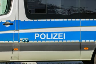 Ein Polizeibus (Symbolfoto): Bei dem unbekannten Leichnam handelt es sich um die vermisste Kerstin Simone G. vom Würmsee.