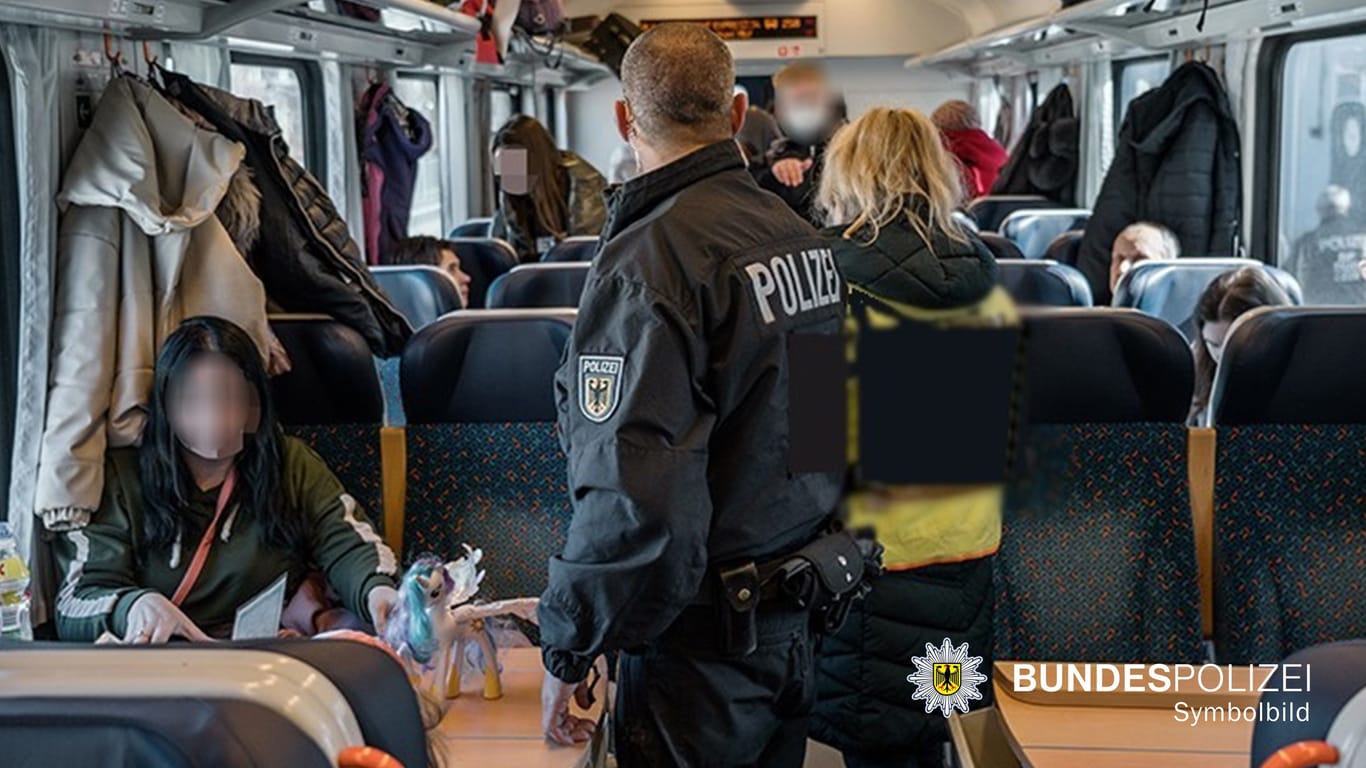 Polizeieinsatz im Zug (Symbol): Die Polizei entdeckt über ein Dutzend illegal Eingereiste in einer Münchner Regionalbahn.