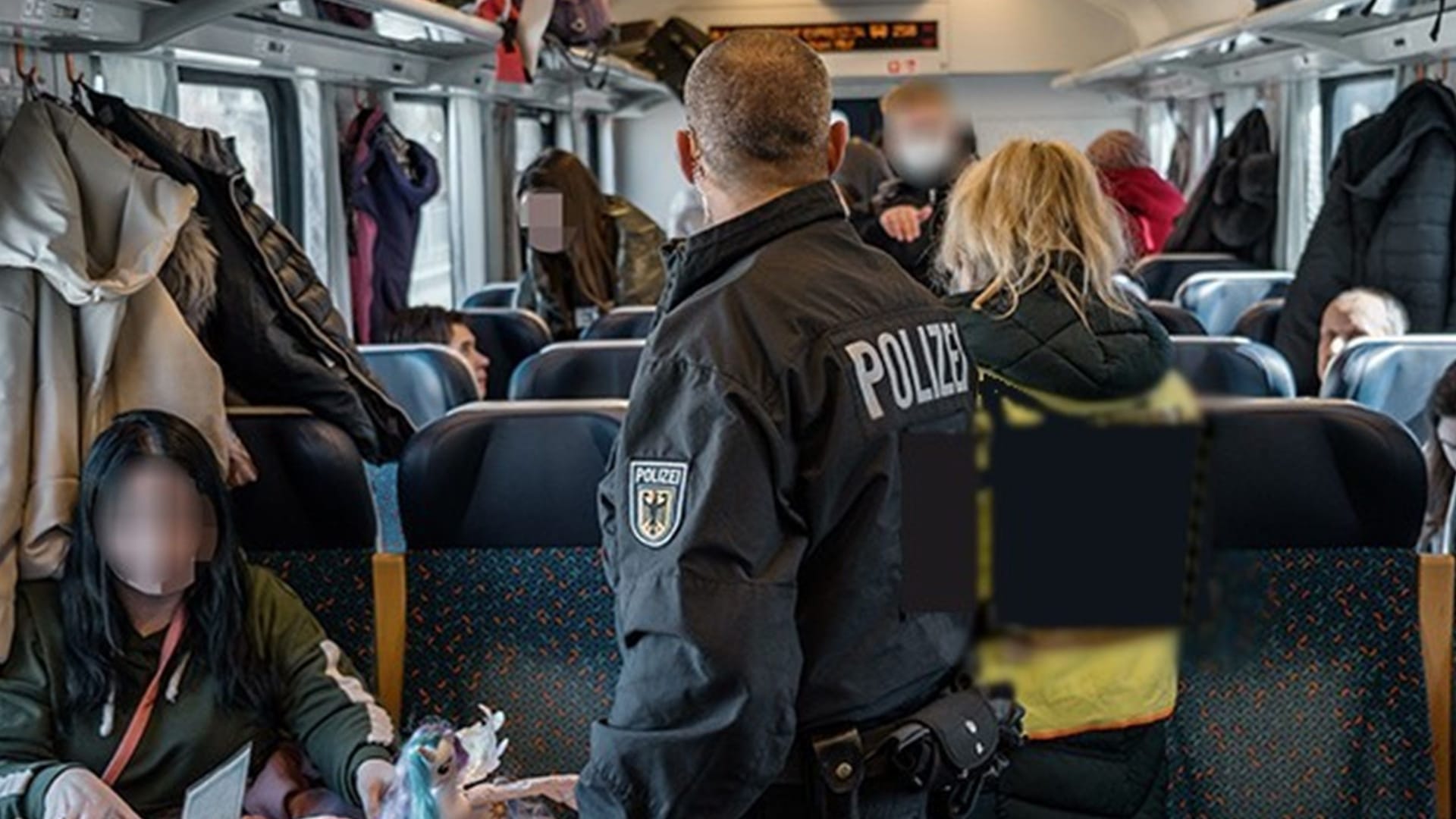 Polizeieinsatz im Zug (Symbol): In einem ICE von Köln Richtung Berlin wurde ein Mann mit einem Messer in Gewahrsam genommen.