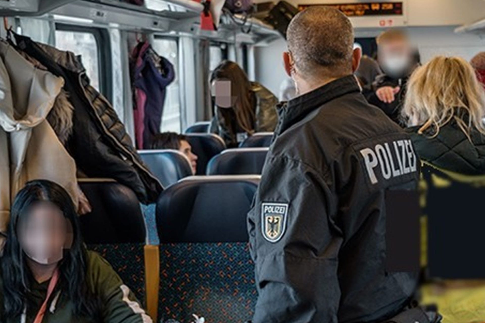 Polizeieinsatz im Zug (Symbolbild): In einem ICE von Köln Richtung Berlin wurde ein Mann in Gewahrsam genommen.