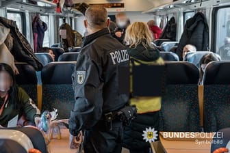 Polizeieinsatz im Zug (Symbol): Die Polizei entdeckt über ein Dutzend illegal Eingereiste in einer Münchner Regionalbahn.