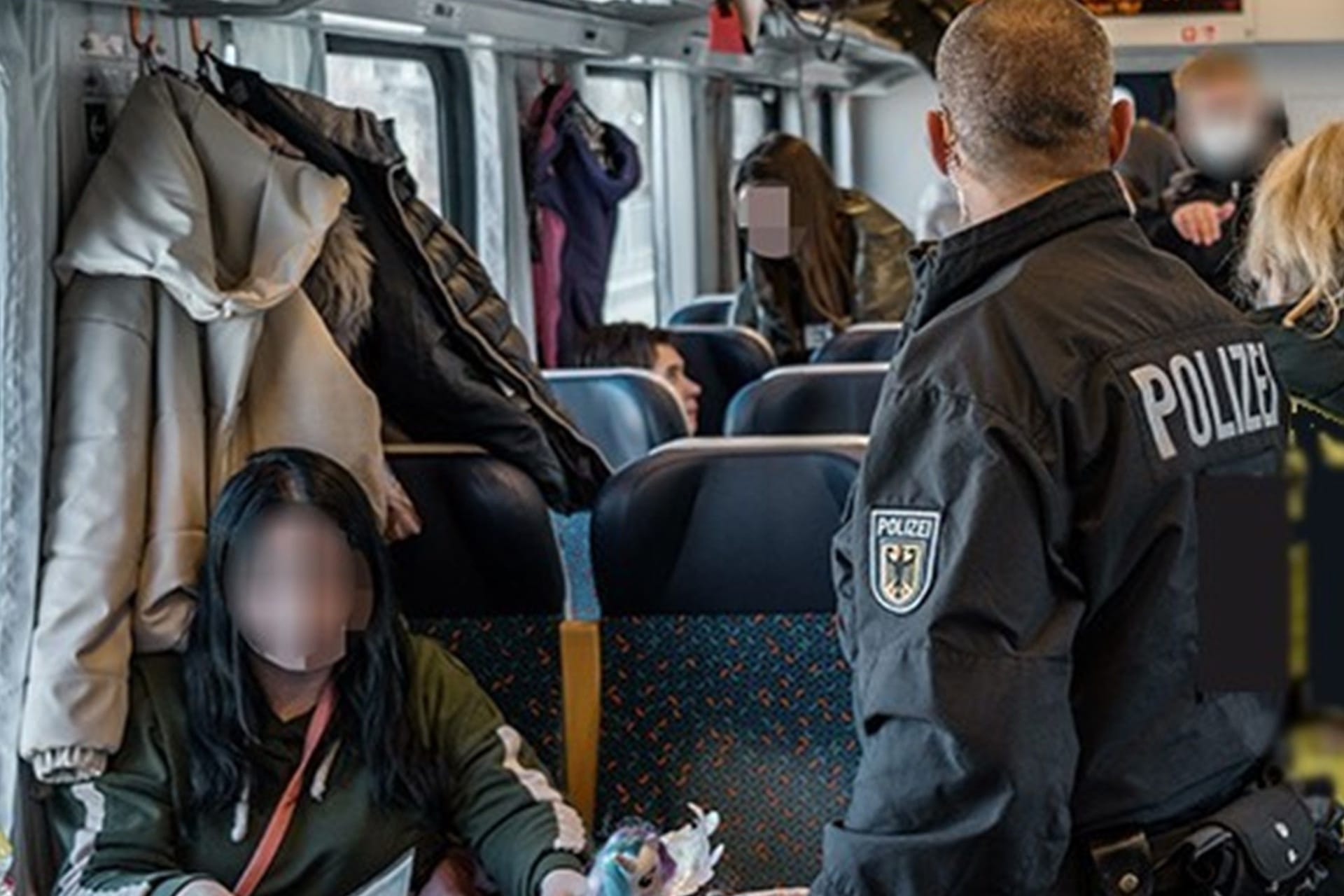 Polizeieinsatz im Zug (Symbol): In einem ICE von Köln Richtung Berlin wurde ein Mann mit einem Messer in Gewahrsam genommen.