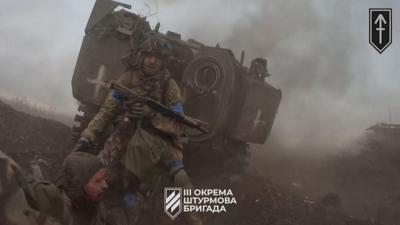 Ukrainische Soldaten inmitten schwerer Gefechte in der Nähe der Stadt Bachmut.
