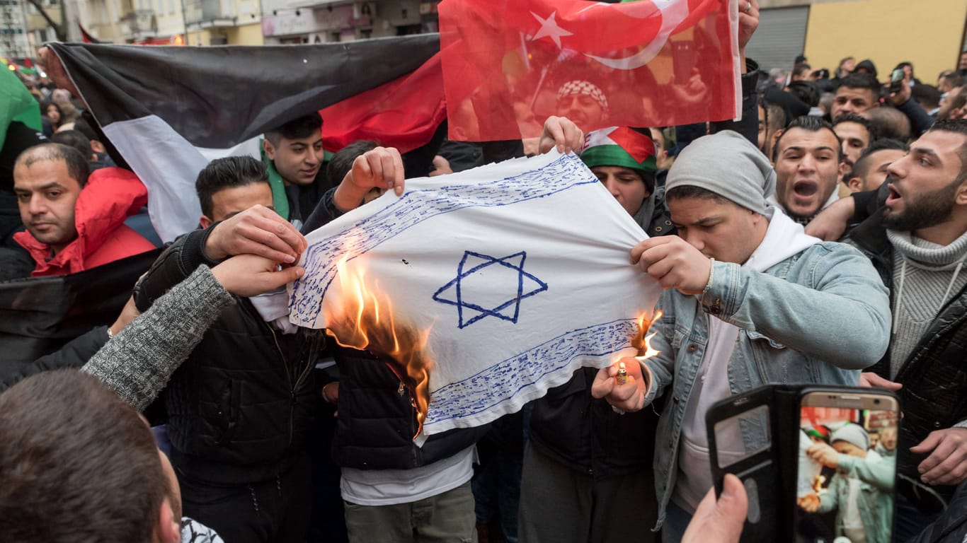 Pro-palästinensische Demonstranten protestieren 2017 in Berlin-Neukölln gegen die Entscheidung der USA, die Stadt Jerusalem als Hauptstadt Israels anzuerkennen (Archivbild).