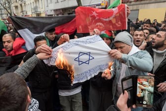 Pro-palästinensische Demonstranten protestieren 2017 in Berlin-Neukölln gegen die Entscheidung der USA, die Stadt Jerusalem als Hauptstadt Israels anzuerkennen (Archivbild).