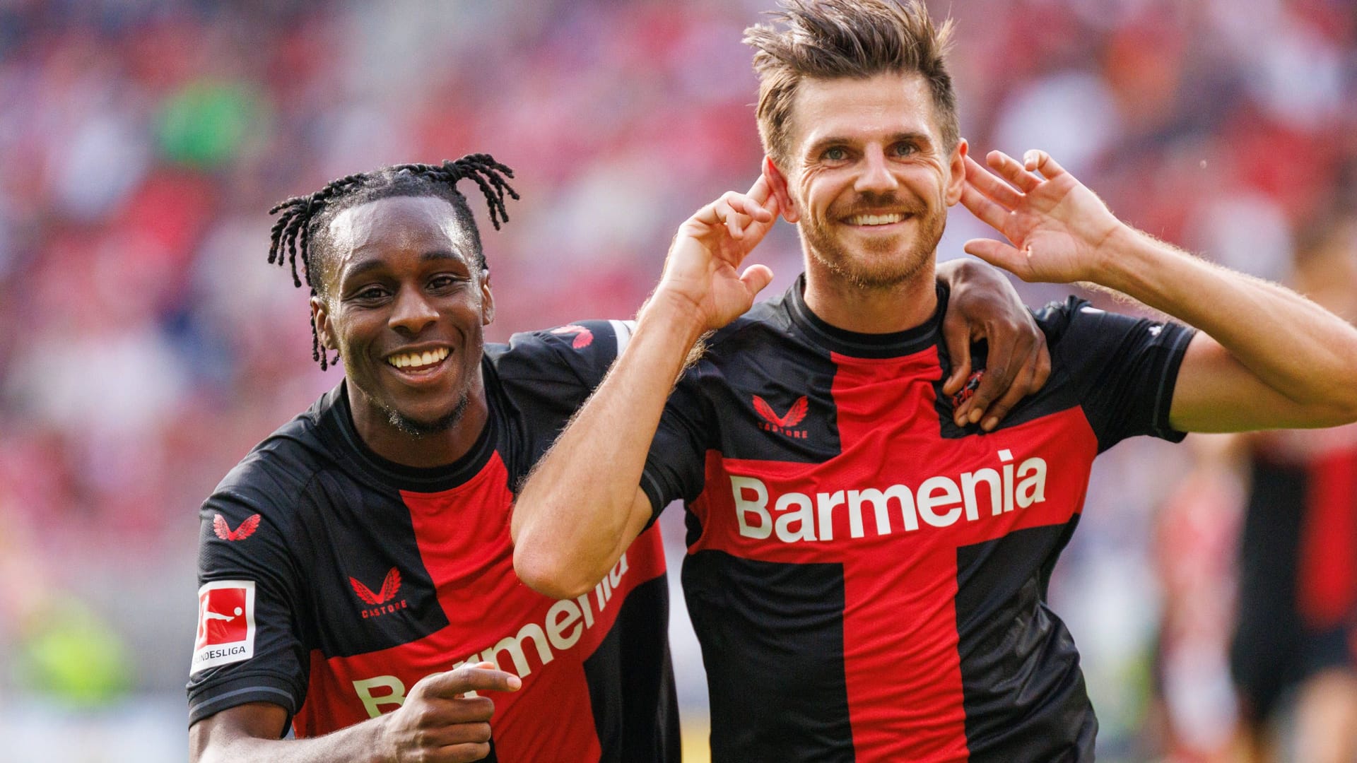 Jeremie Frimpong (links) mit Jonas Hofmann: Der Außenverteidiger bleibt Leverkusen vorerst erhalten.