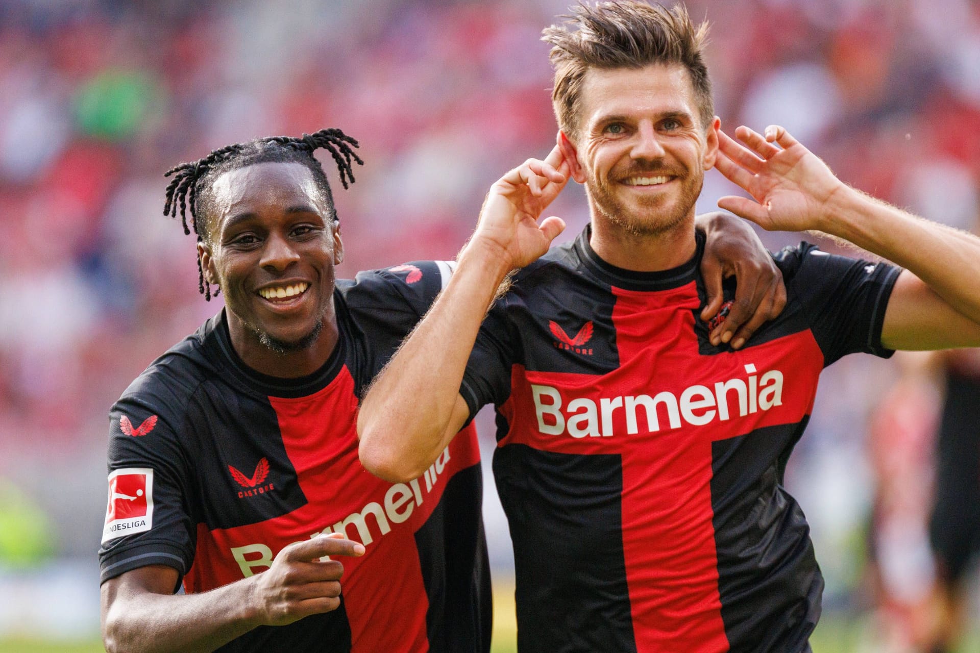 Jeremie Frimpong (links) mit Jonas Hofmann: Der Außenverteidiger bleibt Leverkusen vorerst erhalten.