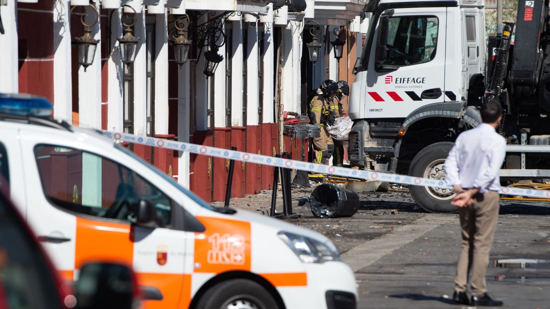 Feuerwehrleute arbeiten in der Diskothek Teatre, in der ein Feuer ausgebrochen ist.