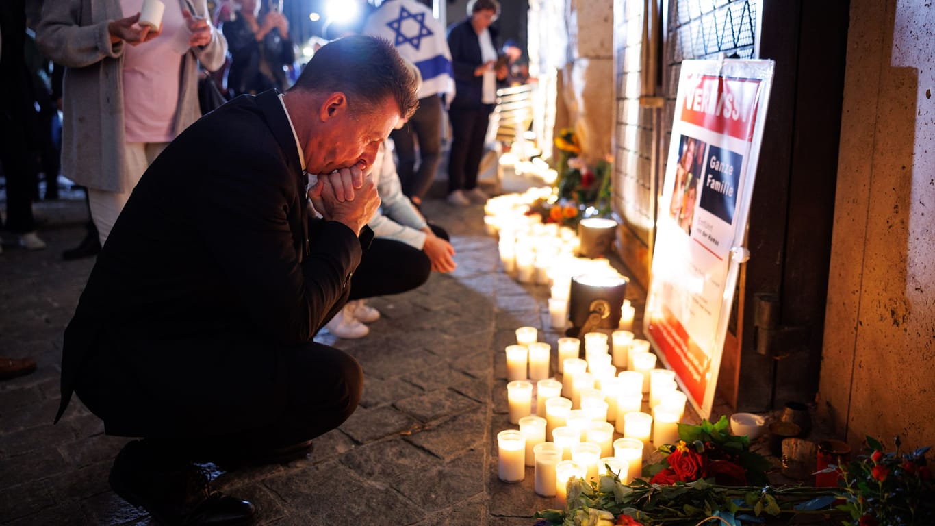 Gedenkveranstaltung vor der Münchner Hauptsynagoge Ohel Jakob: Der Angriff der Hamas auf Israel lässt auch in Deutschland viele Menschen sprachlos zurück.