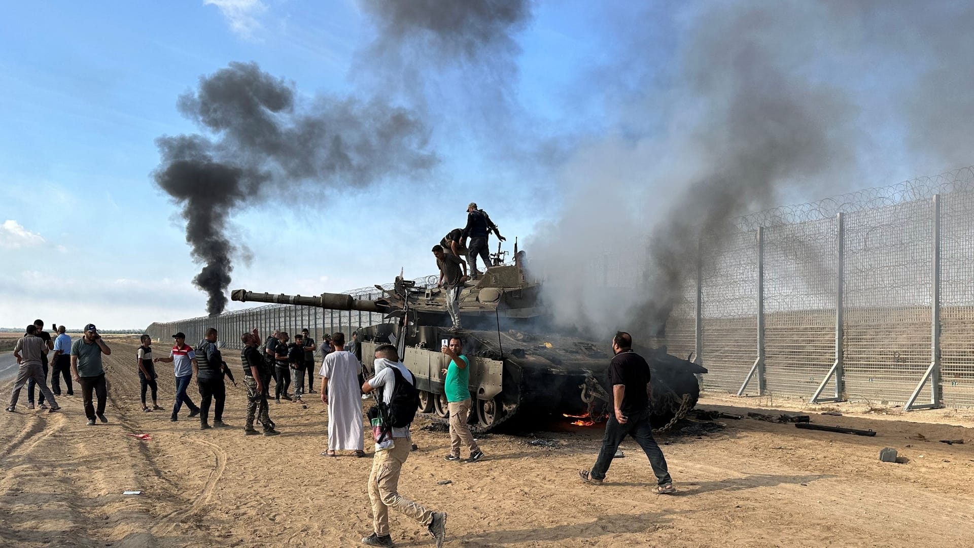 Militante Palästinenser bei einer Attacke in Israel: Die Hamas und die Hisbollah haben Israel angegriffen.