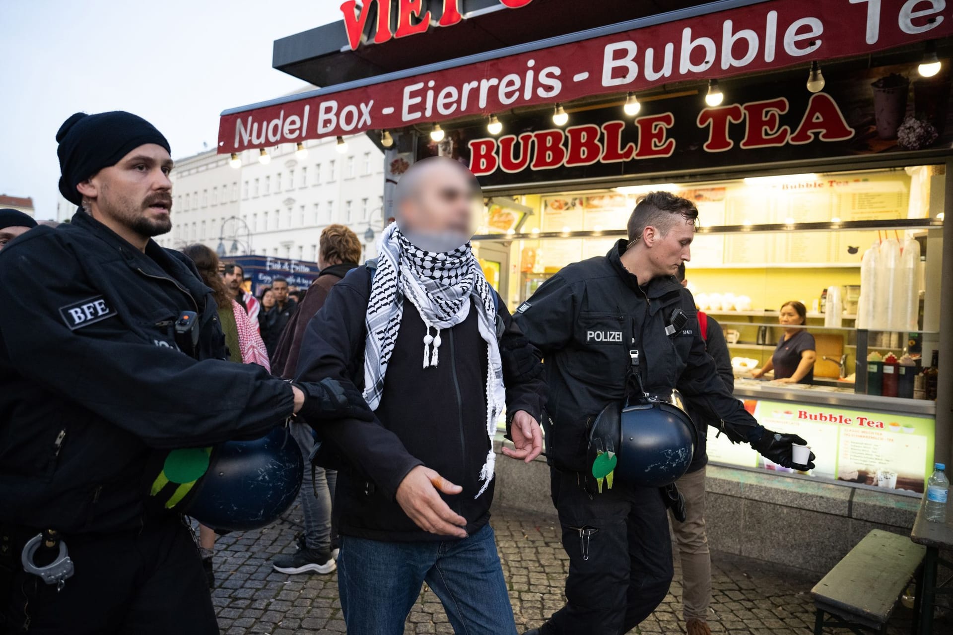 Festnahme eines Mannes auf dem Hermannplatz.