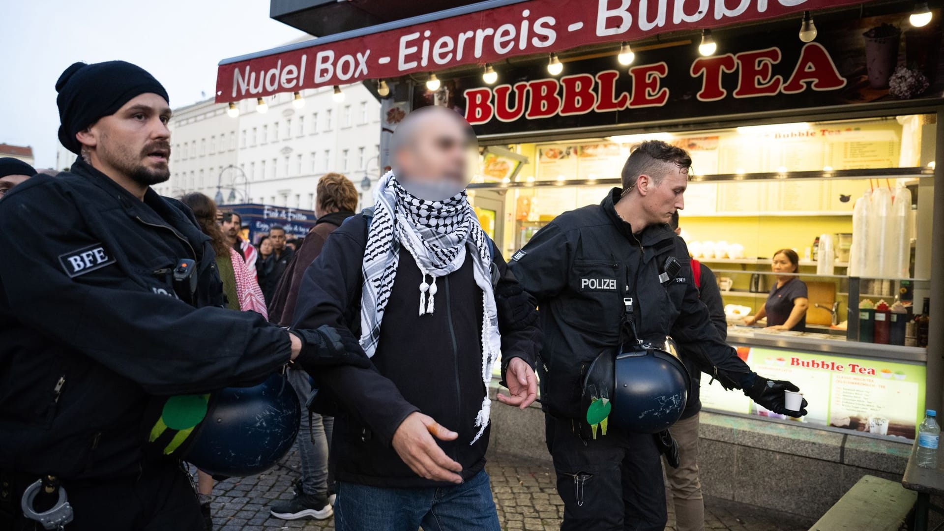 Festnahme eines Mannes auf dem Hermannplatz.